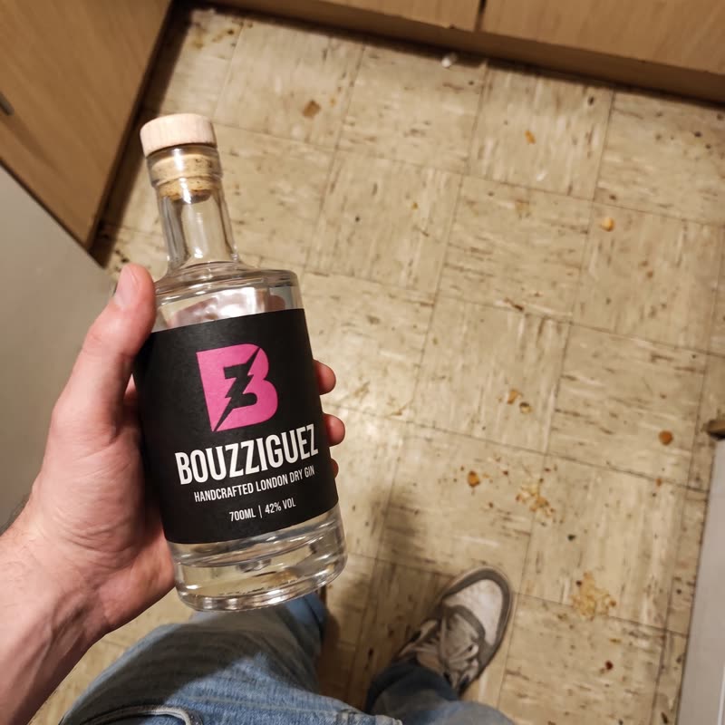 Foto de la botella sacada con el celular en el piso de una cocina
